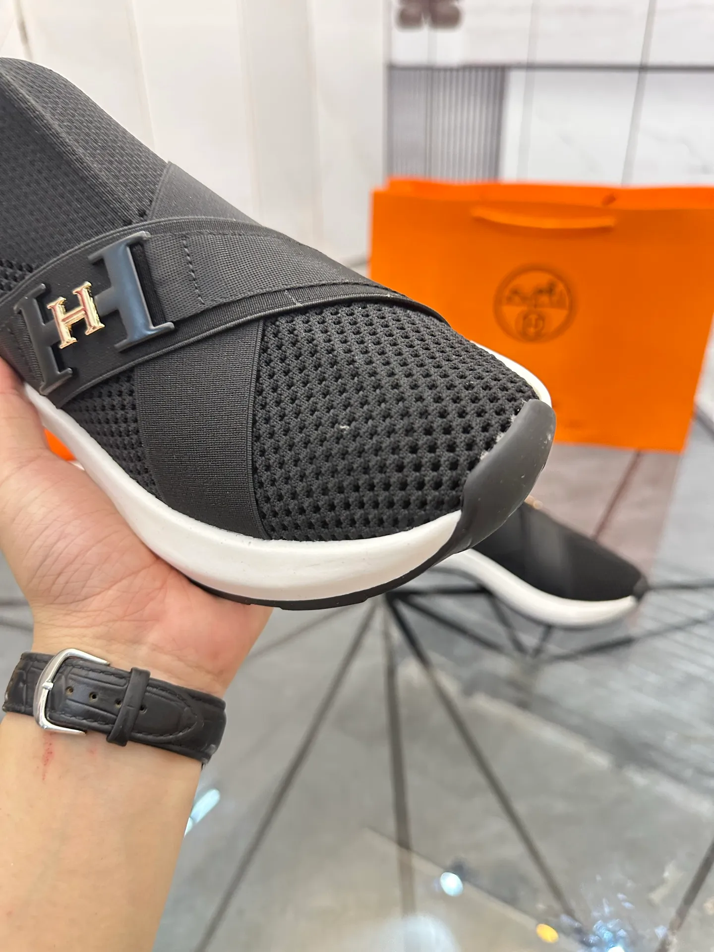Men's shoes: 💰P620¥ High-end top quality Product trademark: Hermes *"Hermès*" low-top casual shoes Regular size: 38-45 (can be customized to 46) Product materials: Upper imported from the counter original fly weave, breathable lining, cowhide foot pads, original outsole. No.: 001